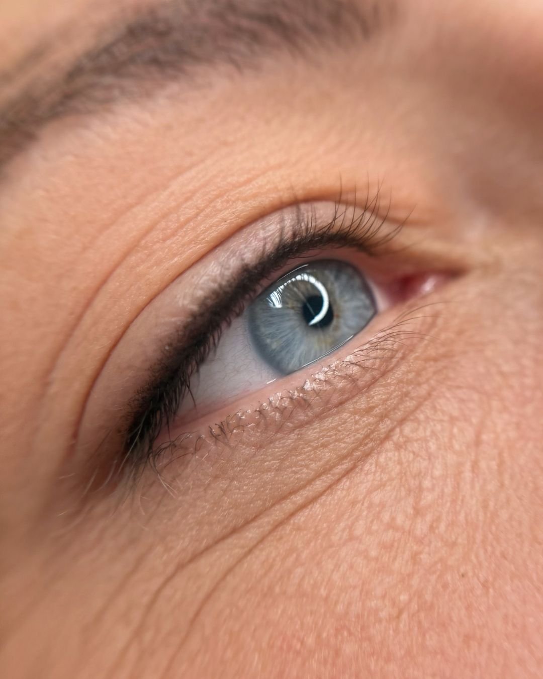 Maquillage permanent regard naturel doux