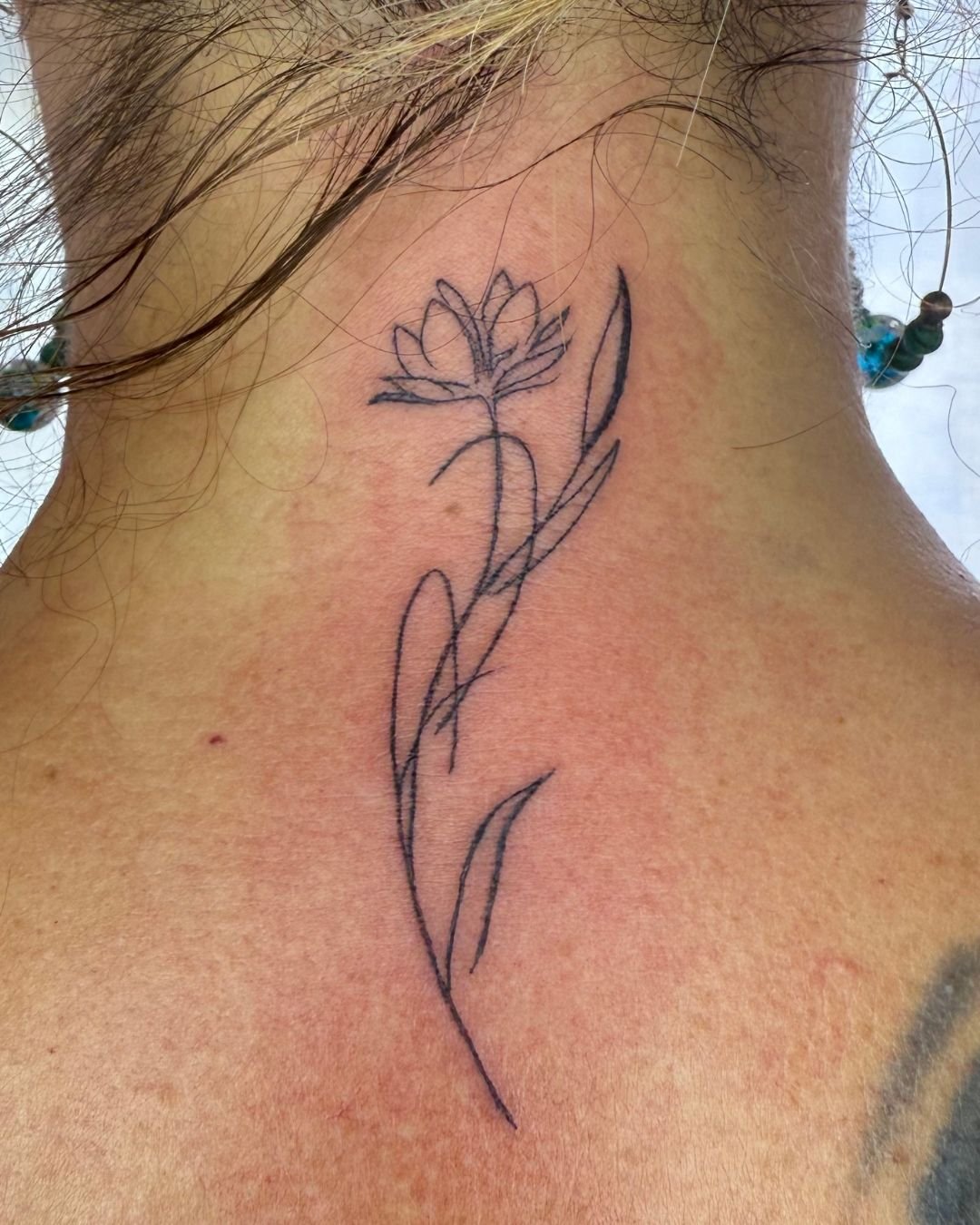 Petits tatouages fins femme Sabrina Vendée