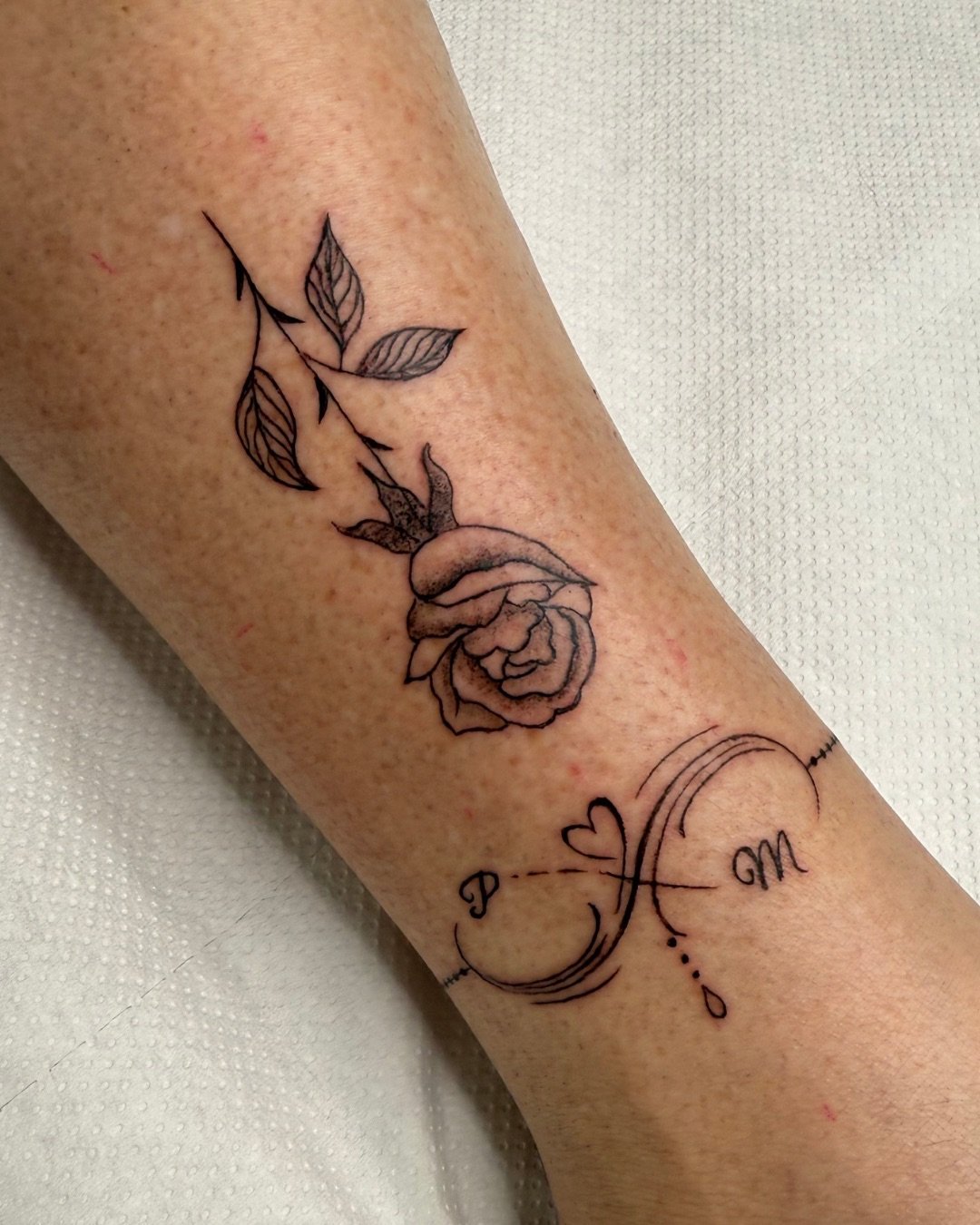 Tatouage fleurs cheville femme Vendée